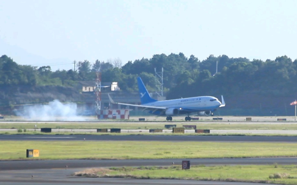 拍机厦航b738落地zgha18l长沙黄花机场t2航站楼视角