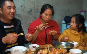 下载视频: 弟弟送来三箱螃蟹，桃子姐蒸一大锅螃蟹，制作简单，一家人吃得津津有味