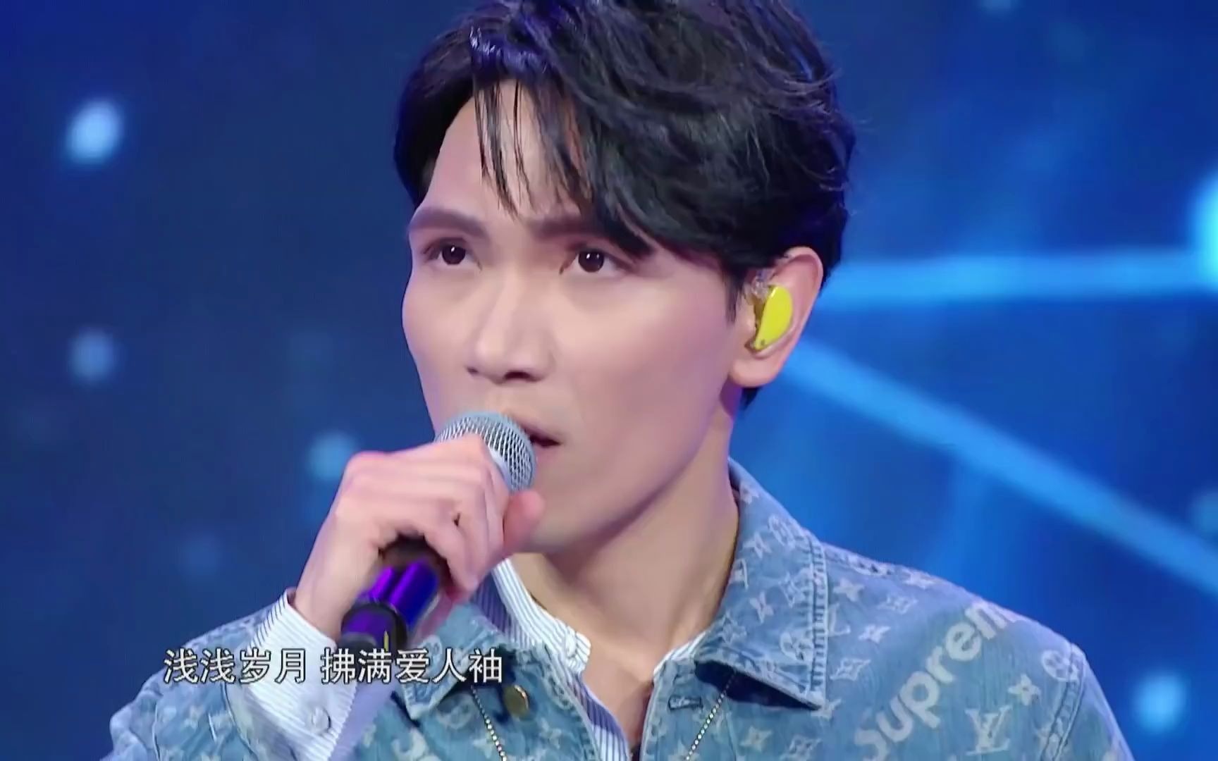 甜!暖男杨宗纬牵手冯提莫合唱《凉凉》