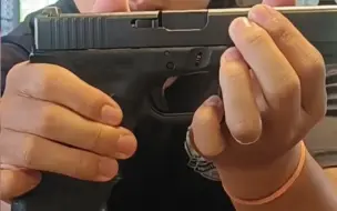 Video herunterladen: Glock 17 简易拆解/组装