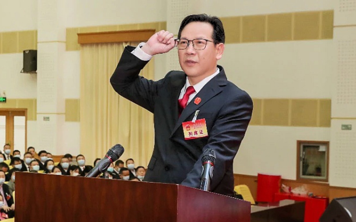 湖南张家界院长陈建新心如铁石,勾√枪毙激情杀人者藤树国(2022年5月