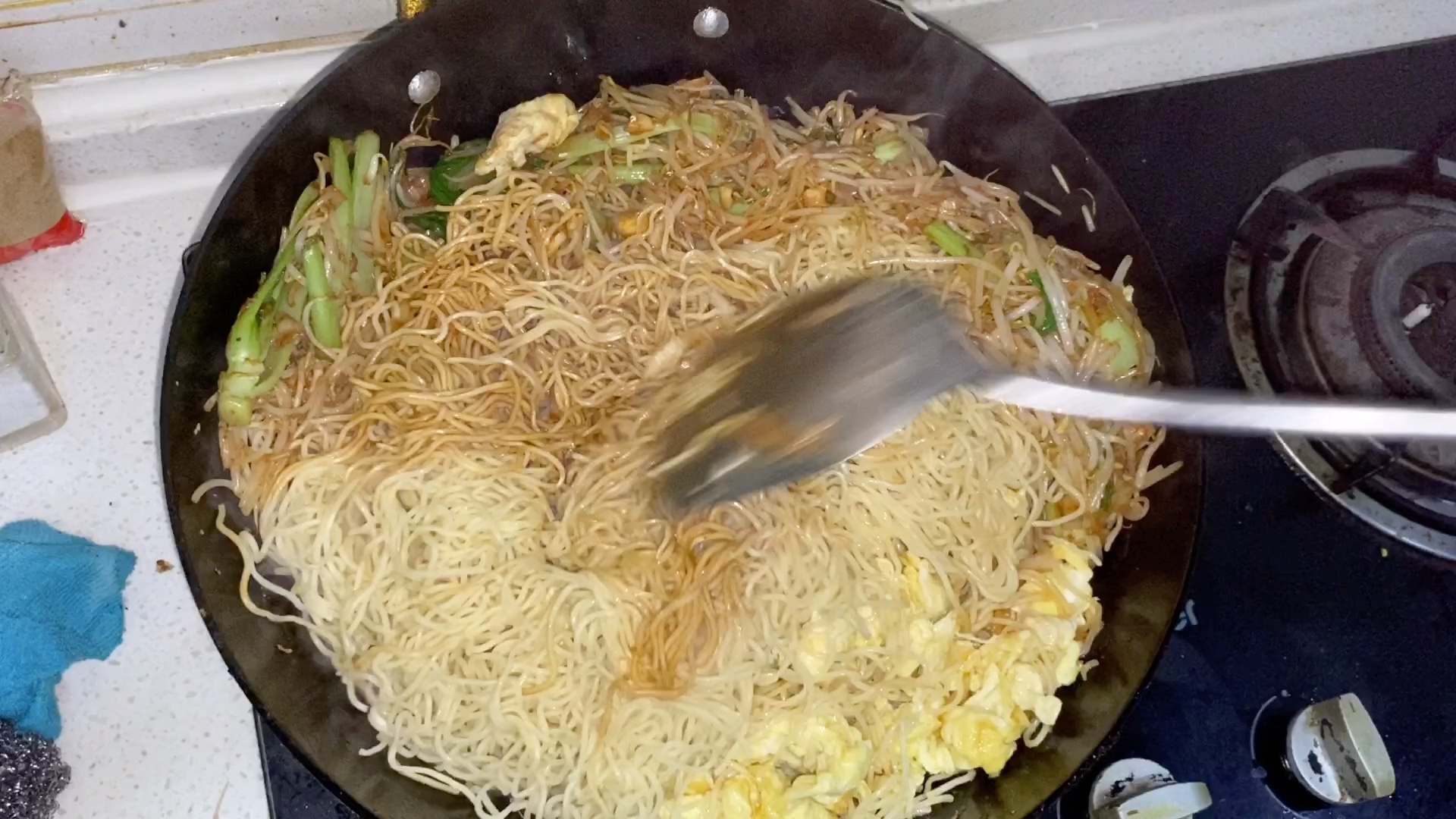 4元买了二斤细面条,做了满满的一大锅炒面,便宜实惠够4个人吃