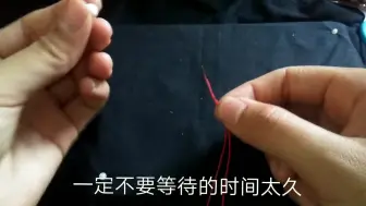 Download Video: 【编织】编绳时珠子孔小绳子大穿不过去怎么办？这样穿一分钟能穿几十颗