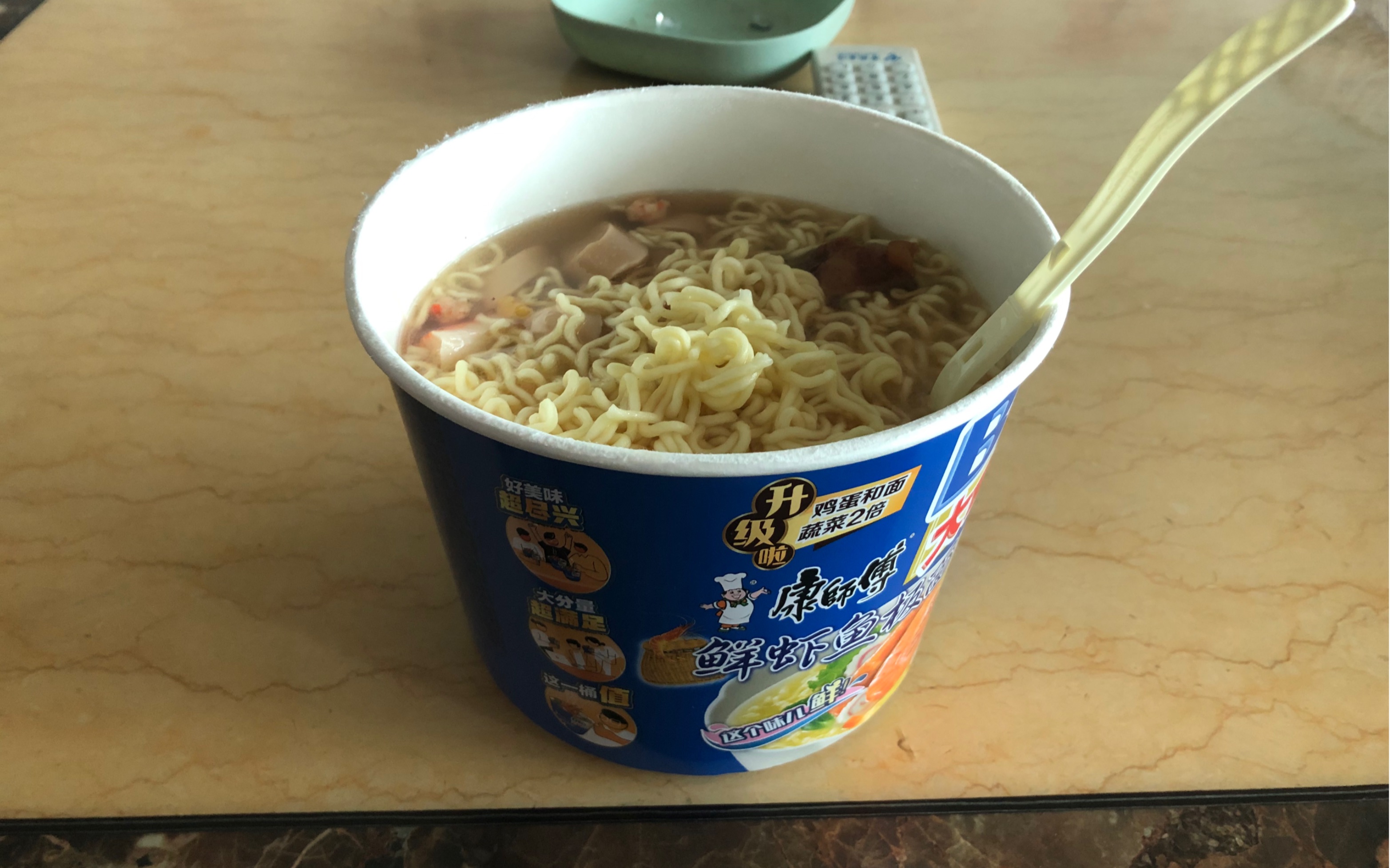 吃一桶鲜虾鱼板面