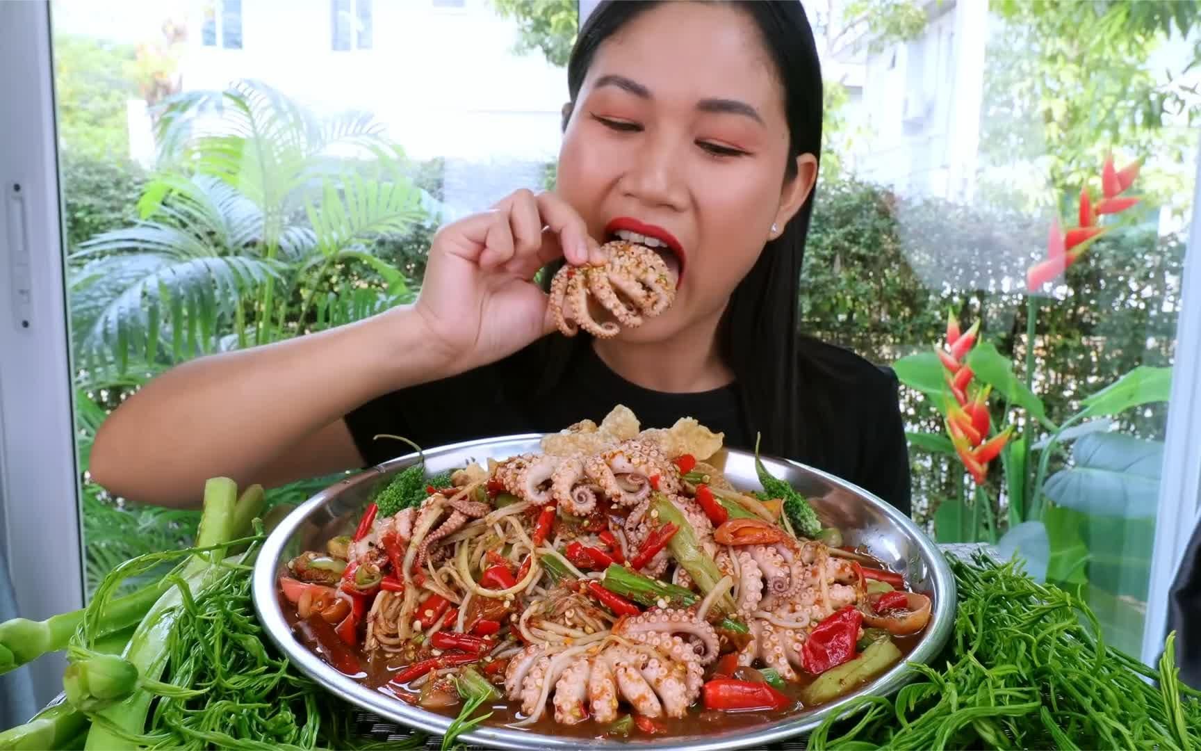 泰国妹子吃酸辣八爪鱼,q弹爽口再配上小米辣,妹子一顿能吃一盘