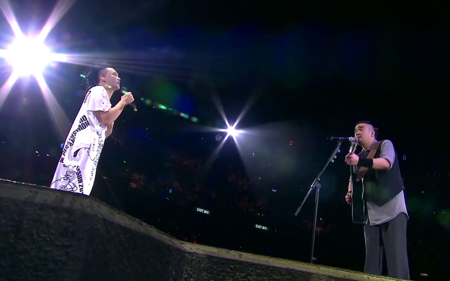 陈奕迅恭硕良抱拥这分钟你叫我最快乐你也叫我最心痛