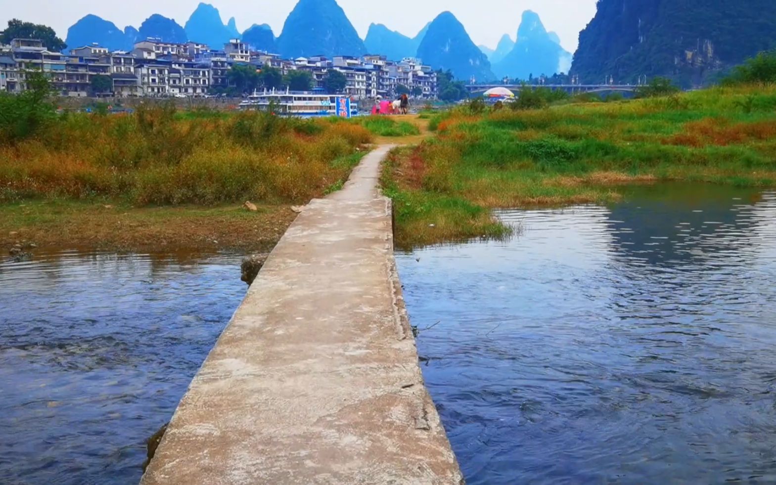实拍广西山区一个美丽的山城,山水相连的景色,美到窒息