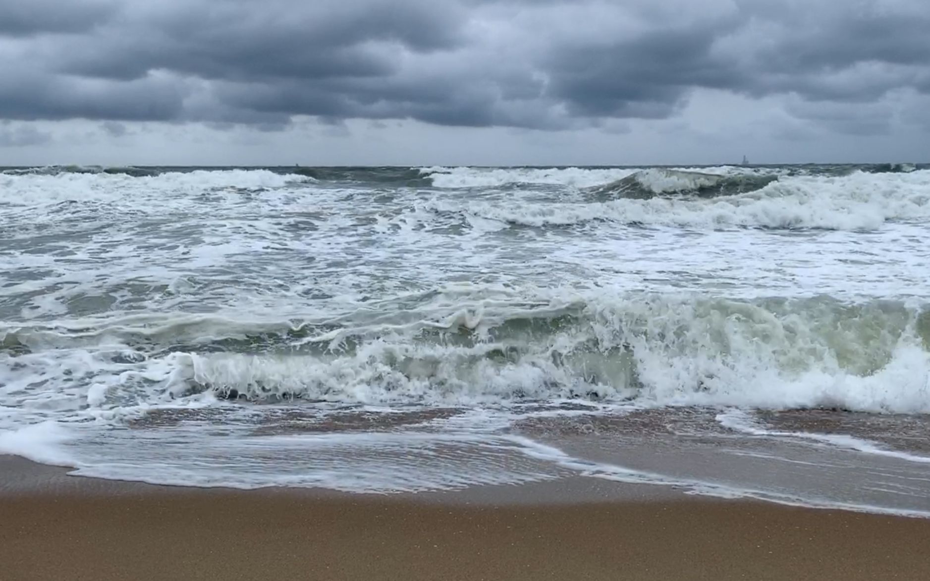 台风过后,感受一下海边风浪