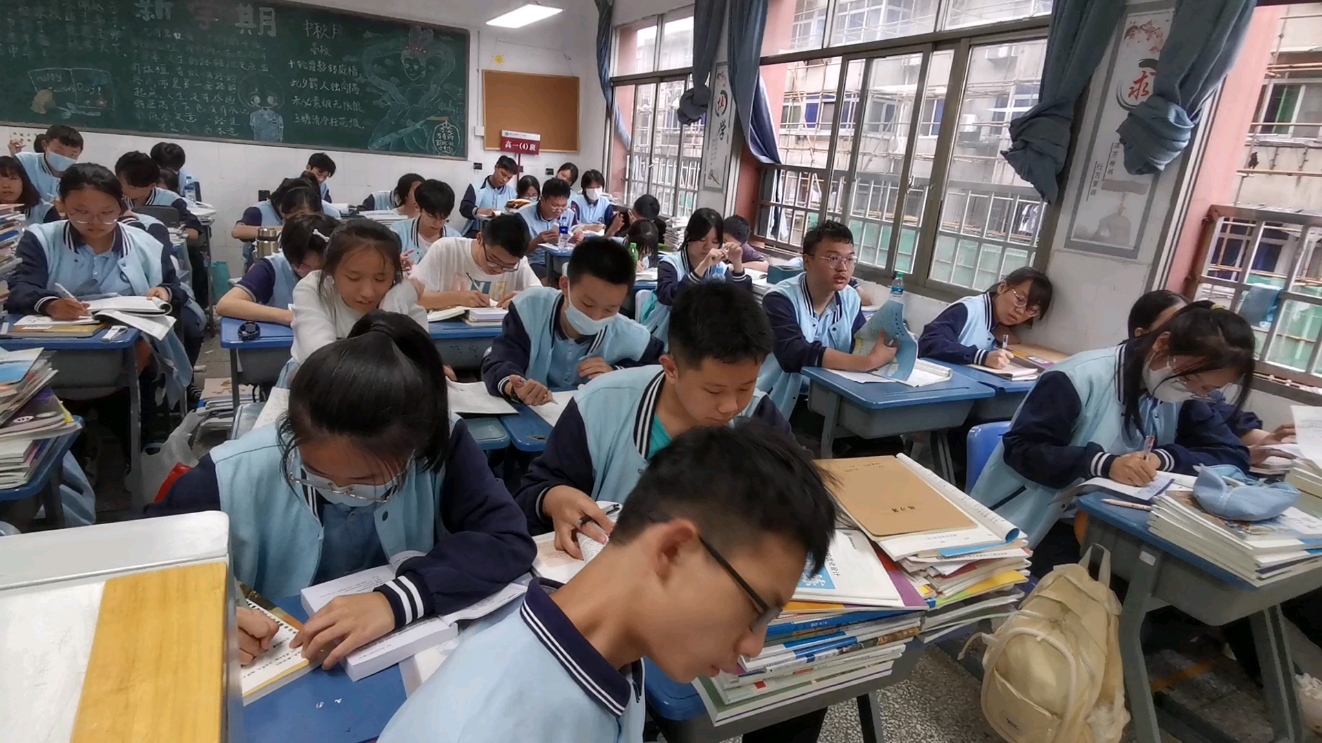 高一上学期第一个月,绝大部分学生上课能做到安静认真,但是自习课总是