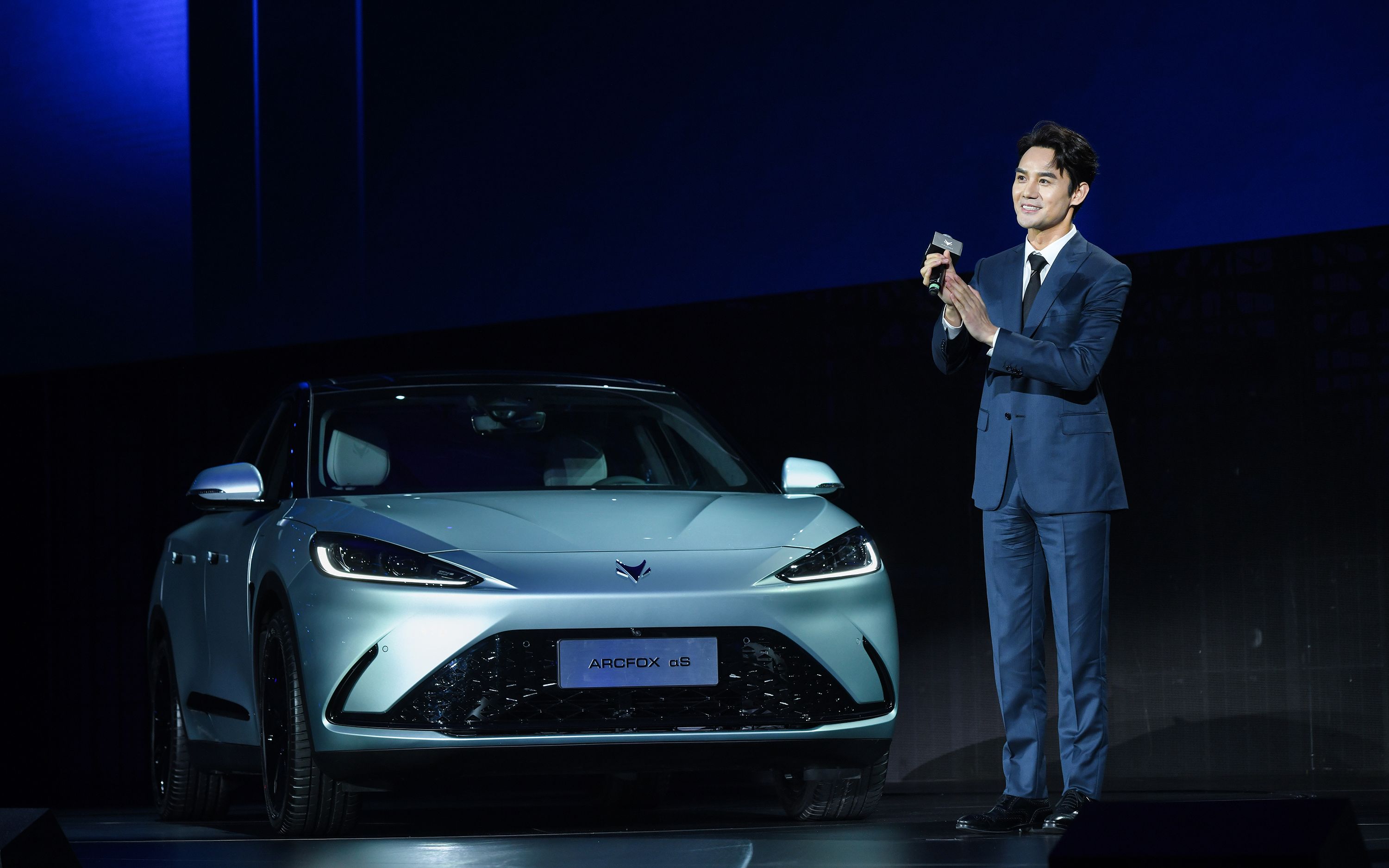 极狐华为组cp 续航708公里的阿尔法s上市,支持高级别自动驾驶_哔哩