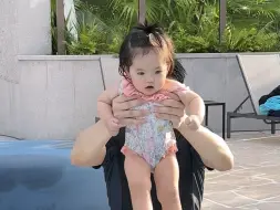 Descargar video: 一岁幼崽首次解锁泳池！夏天不要太可爱！