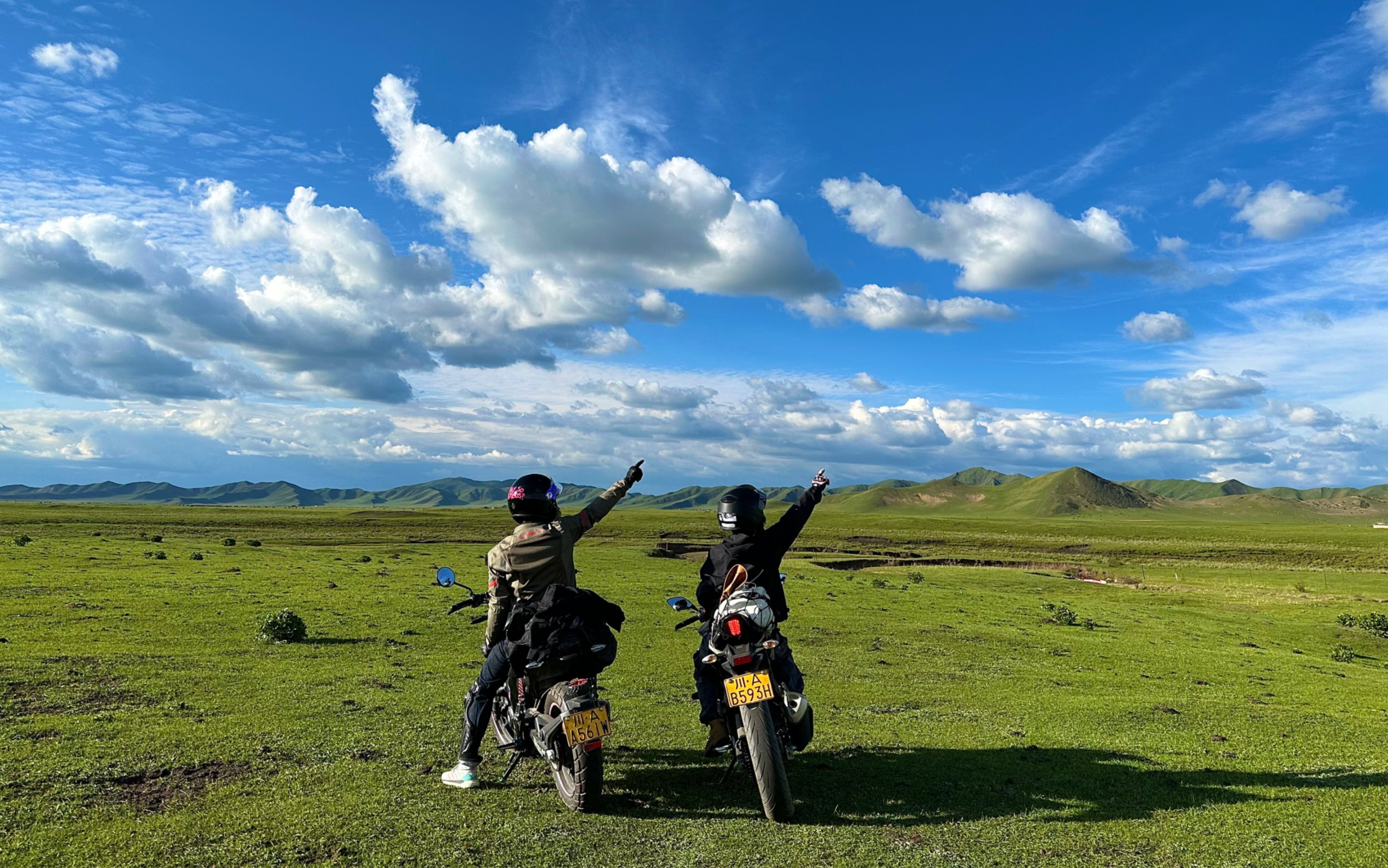 摩旅第二天数百公里大草原,戴上你最好的耳机,川藏线的野草都是听许巍