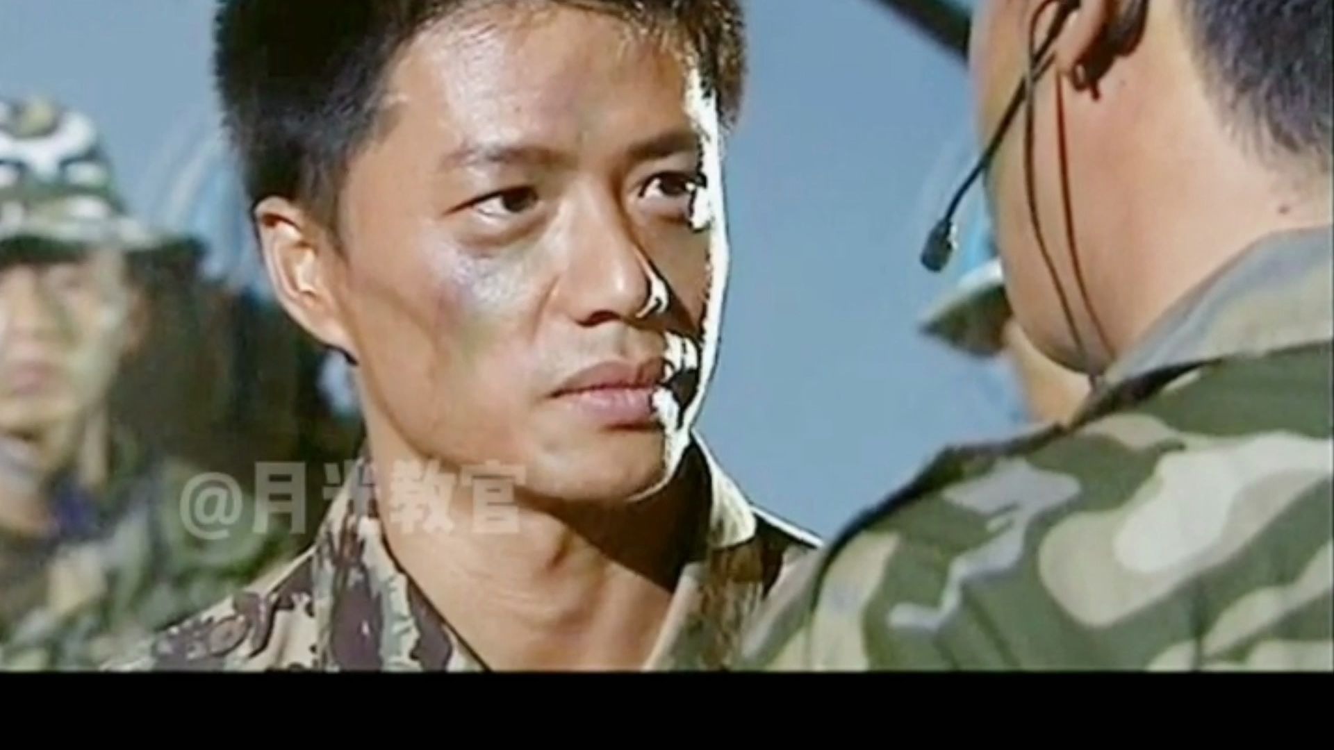 高城:我酒量一斤,跟你喝两斤吧!袁朗:我酒量二两,跟你喝舍命