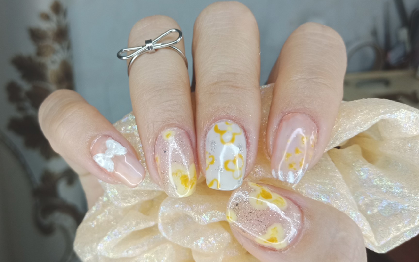 可爱加倍 - 奶黄色手绘爆米花 奶咖晕染 不挂衣服的软胶蝴蝶结美甲