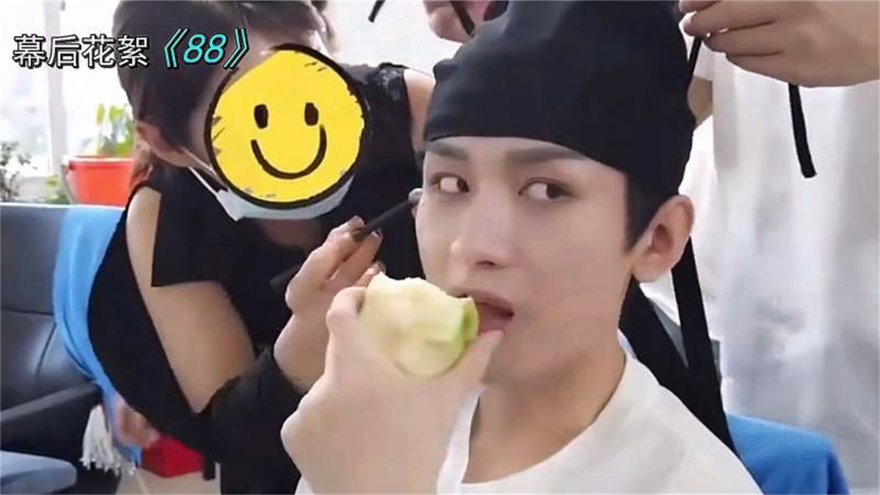 琉璃花絮永比正片搞笑司凤吃苹果的样子也这么可爱