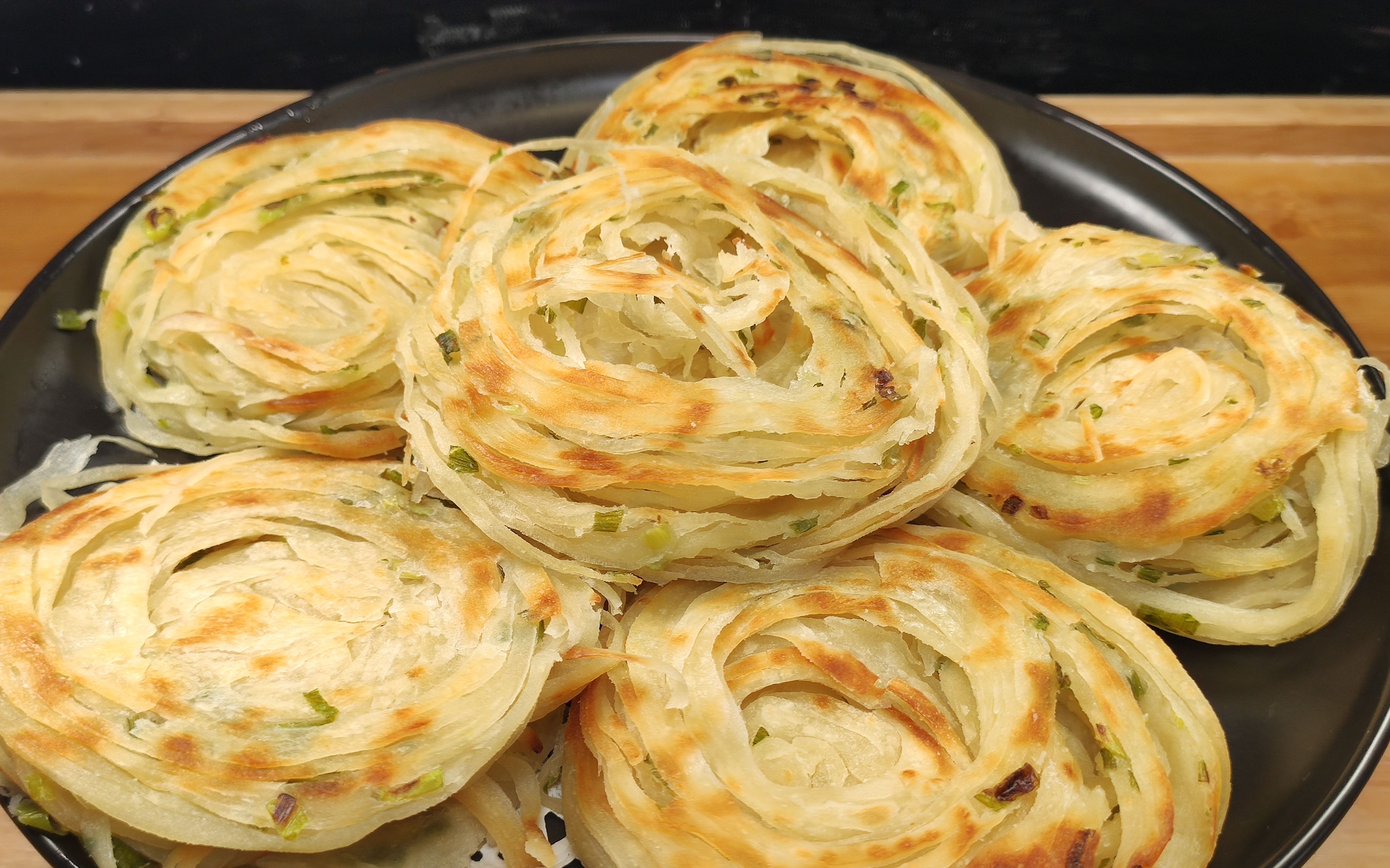 葱花盘丝饼这样做太好吃了,外皮酥脆,可以一层层撕着吃,解馋