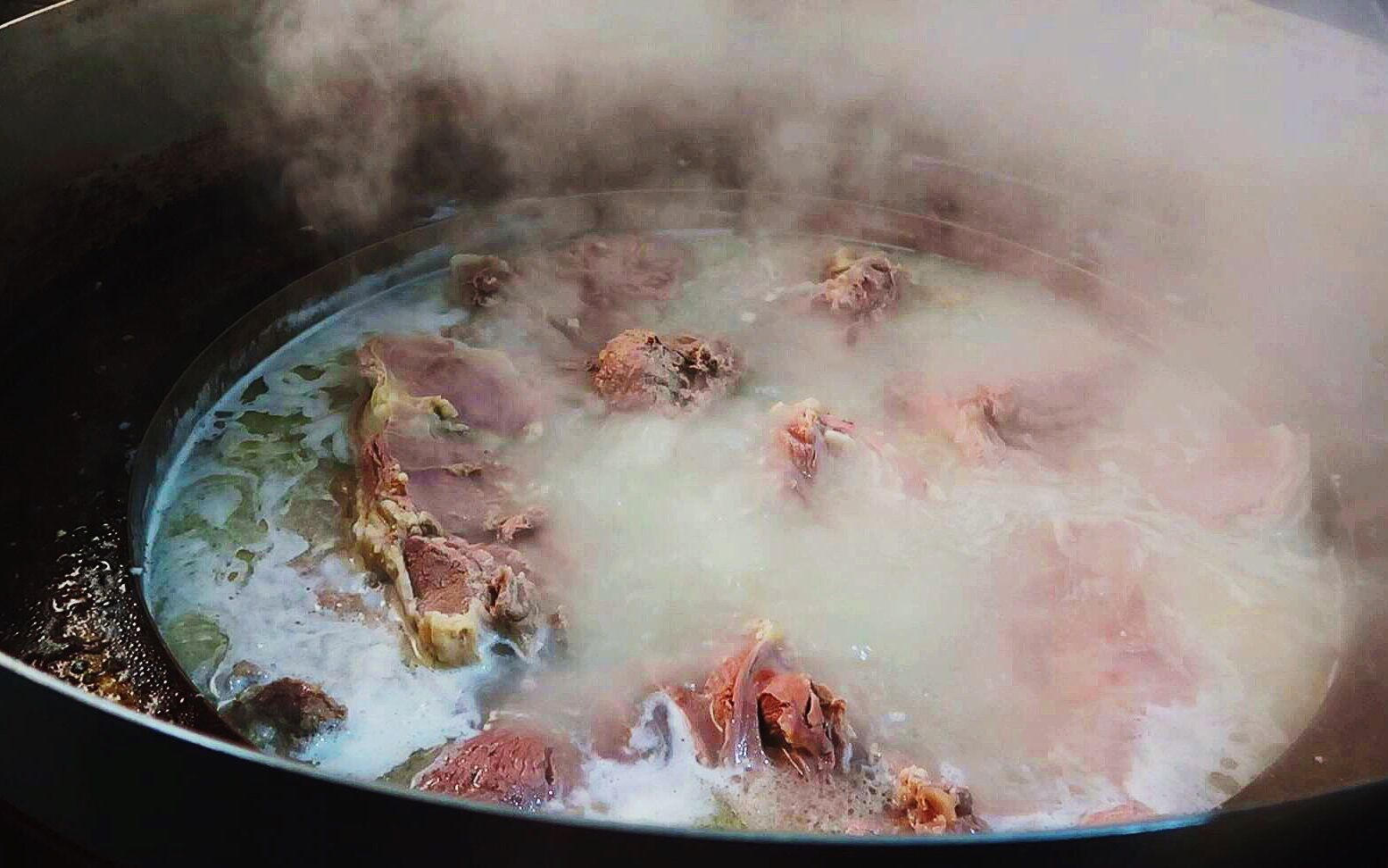 河南开封人气羊汤馆1米深2大锅炖10只羊人均20顾客排到门外