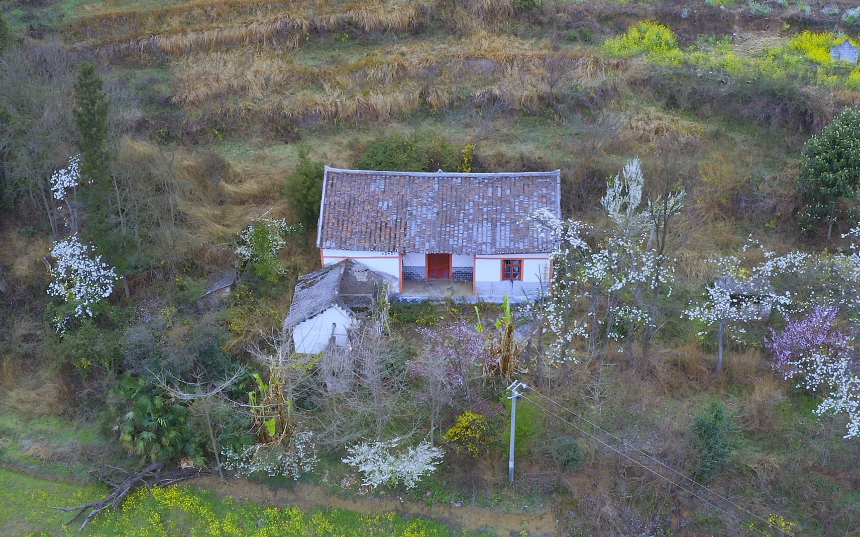贵州深山200年前建的房子,住着一户人家,过着与世无争的生活