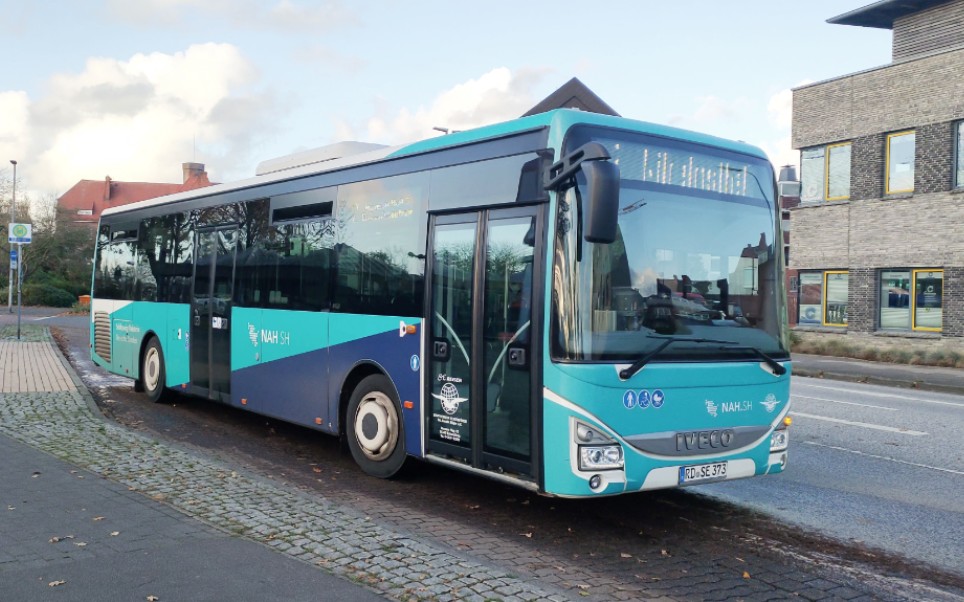 依维柯crosswayle城郊客车行驶片段