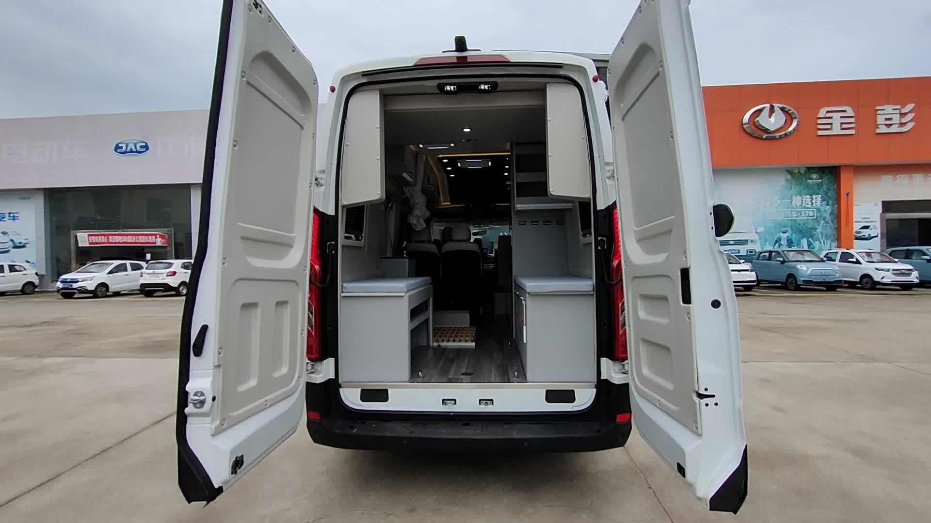 无中门版b型房车,四座横床上下铺布局