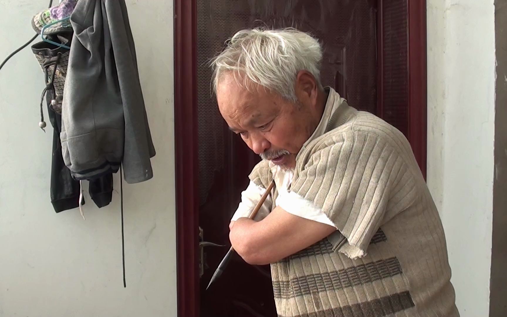 无手人靠写书法养家糊口