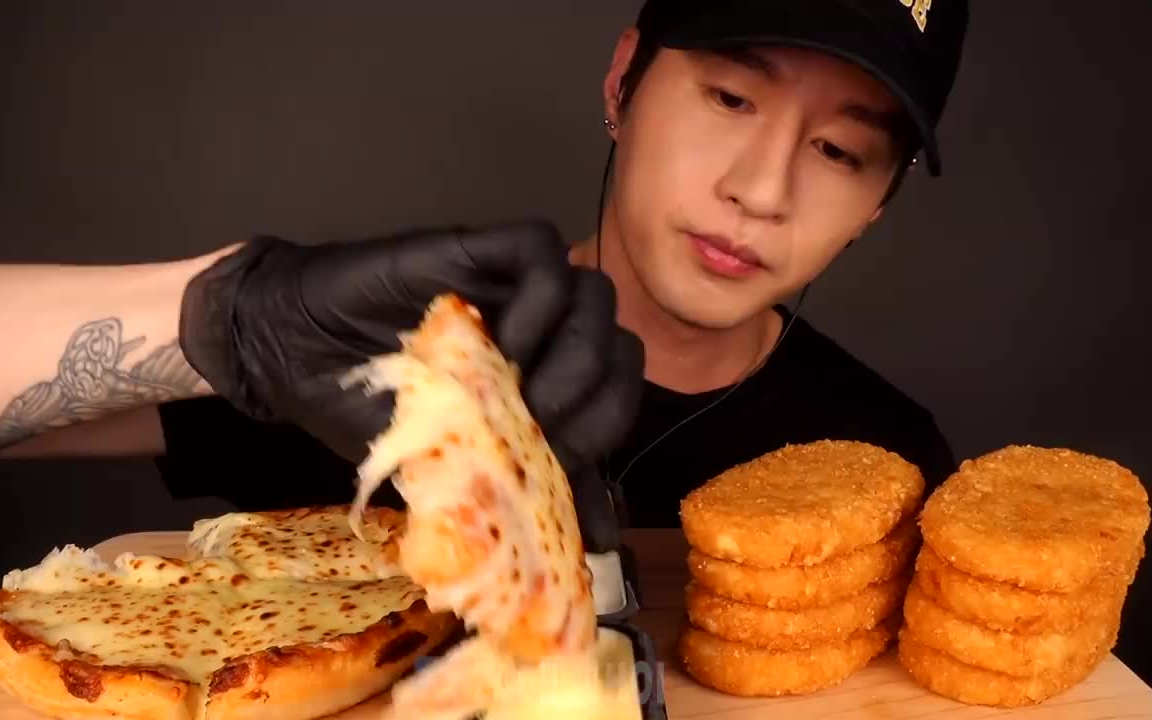 【zach choi】吃芝士披萨 炸薯饼
