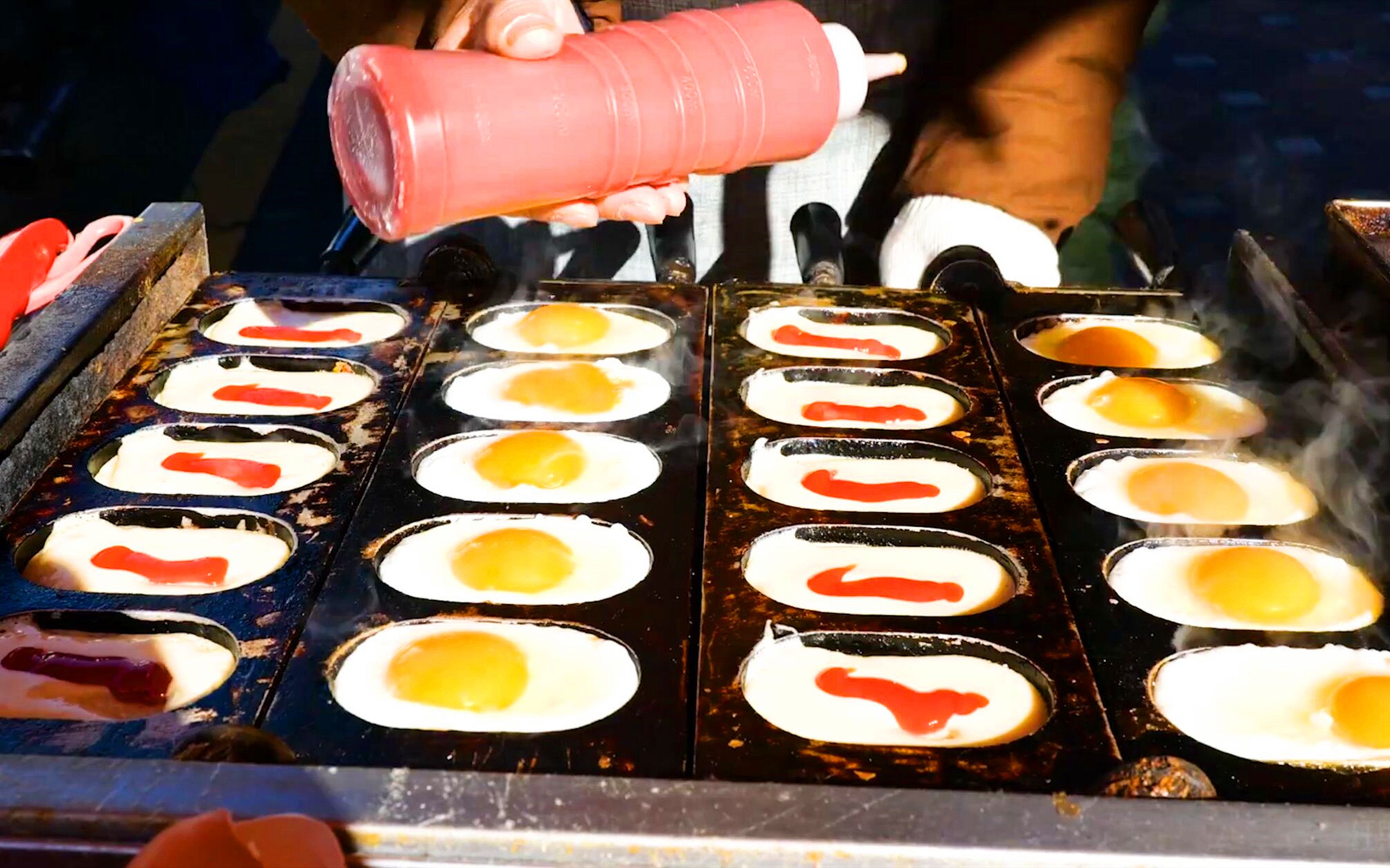 比蛋炒饭还美味的街头小吃,火腿爆浆鸡蛋糕