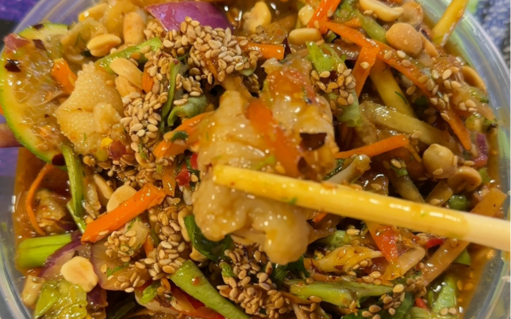 吃到了超好吃的傣味舂鸡脚!傣家小姐姐也太温柔了吧