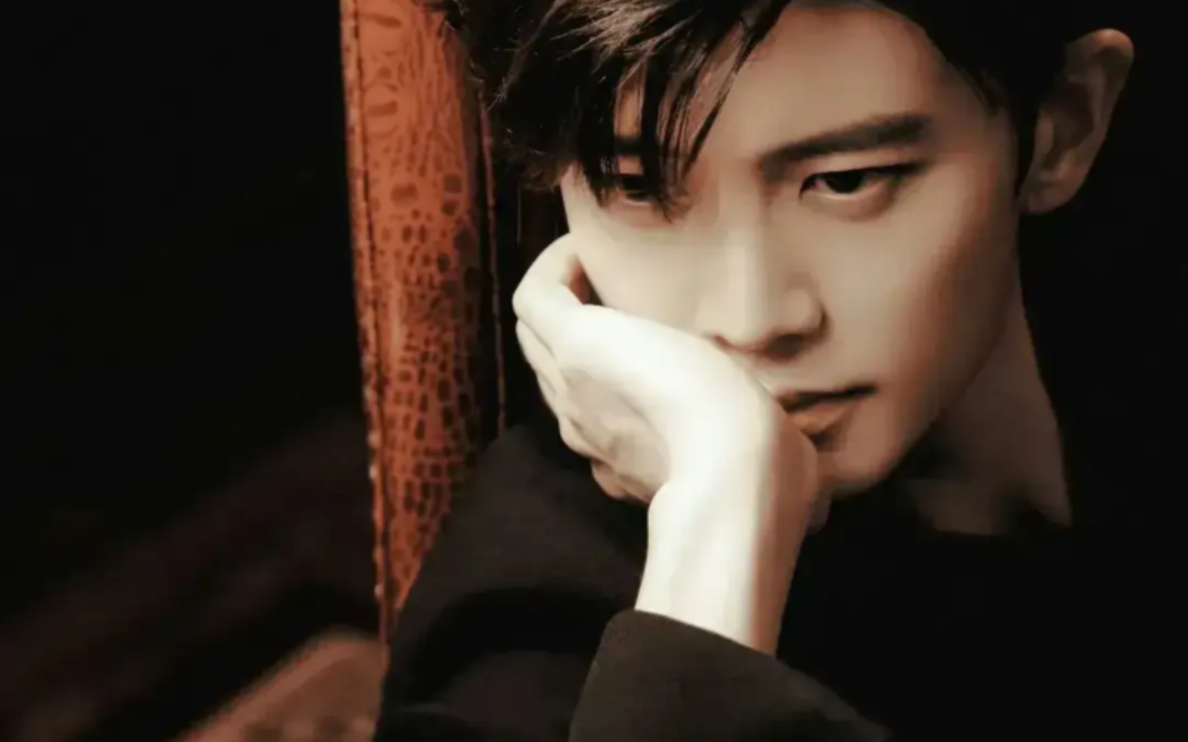 任嘉伦近日参加rv活动时,身着中式西装,展现出儒雅贵气的气质,仿佛是