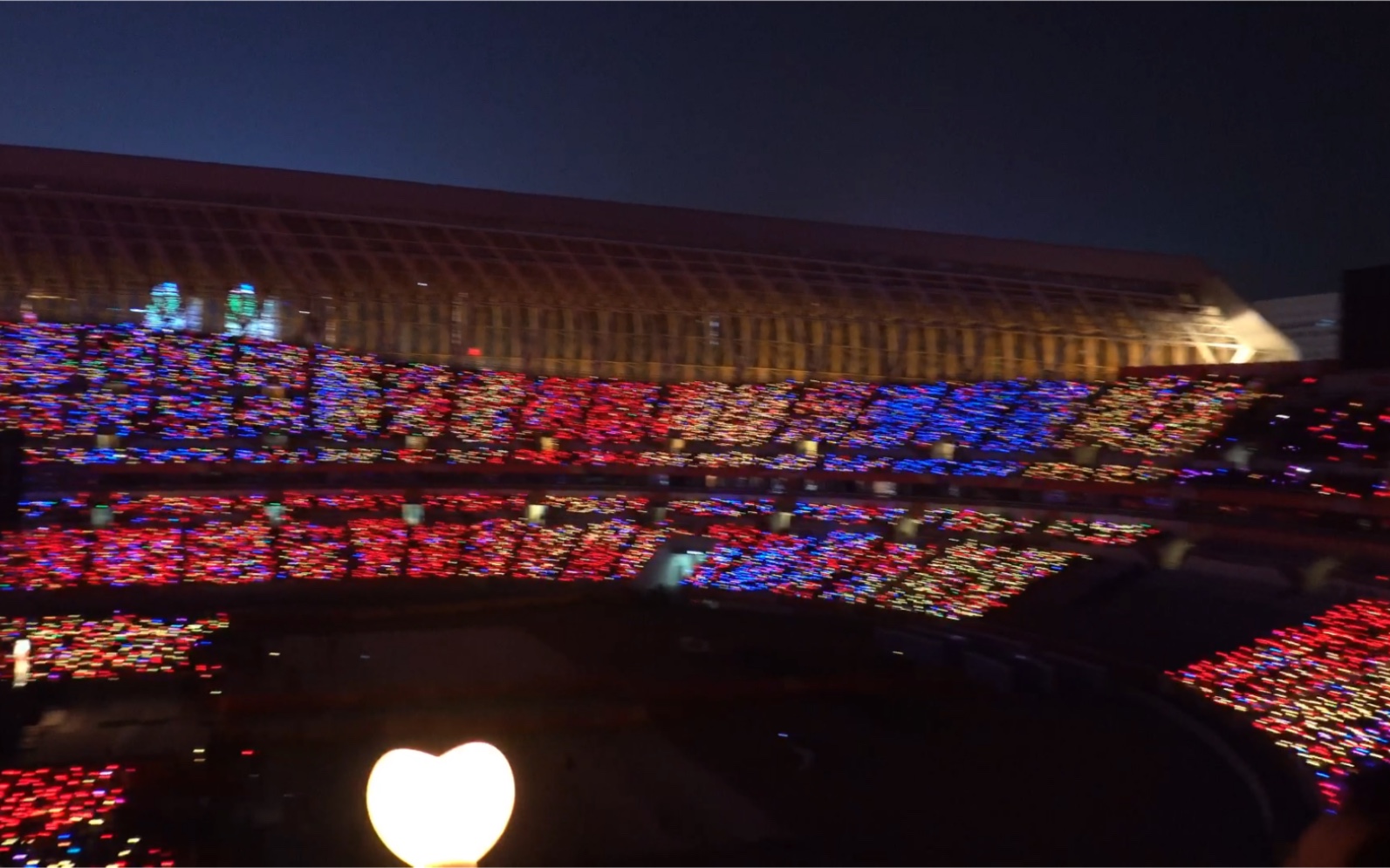 周杰伦嘉年华演唱会济南站超级漂亮的彩虹灯海