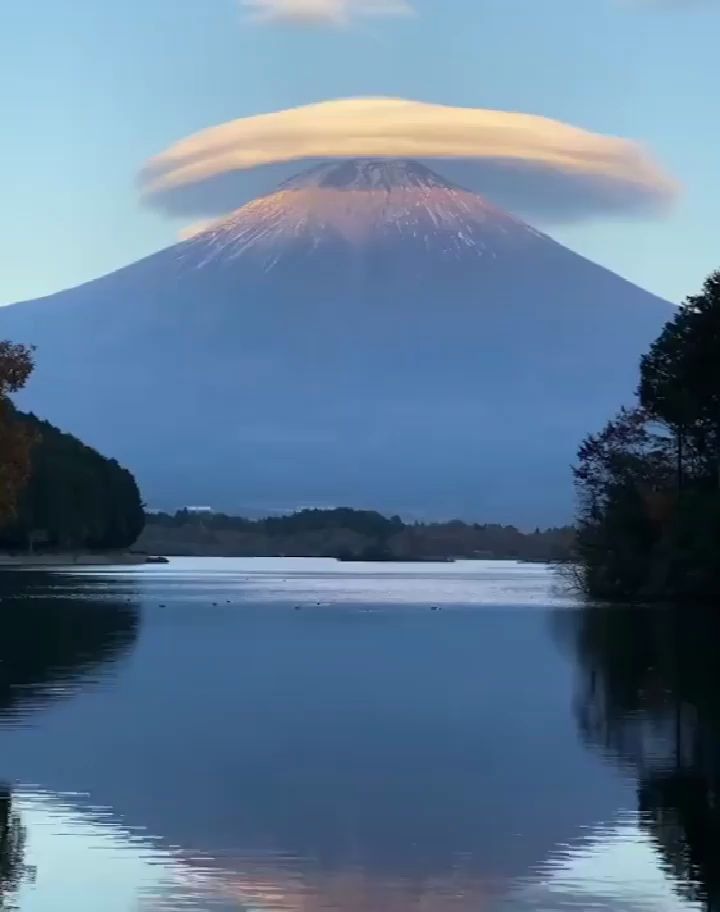 戴帽子的富士山丨摄影师iurie belegurschi拍下的富士山 一片荚状云