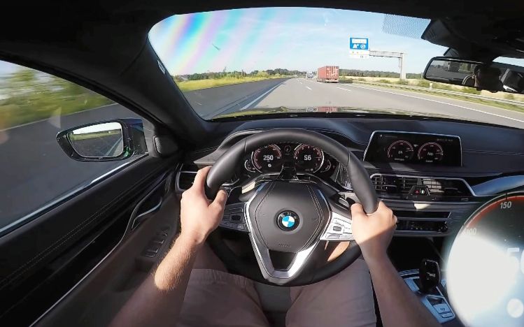 第一视角宝马7系g11740im运动速度和加速度的高速公路上