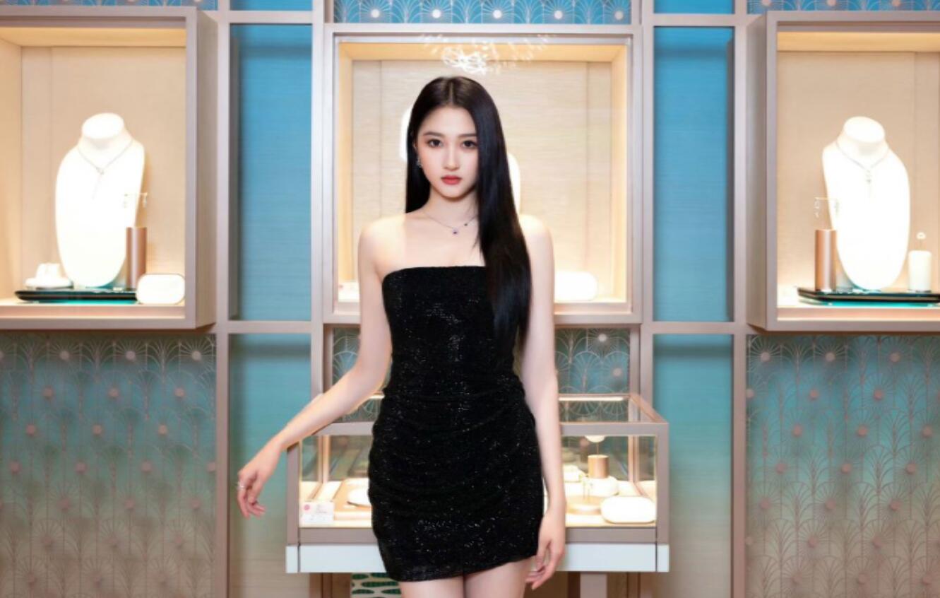 关晓彤现身穿紧身超短裙,身材比例堪比超模,网友:腿比我命还长