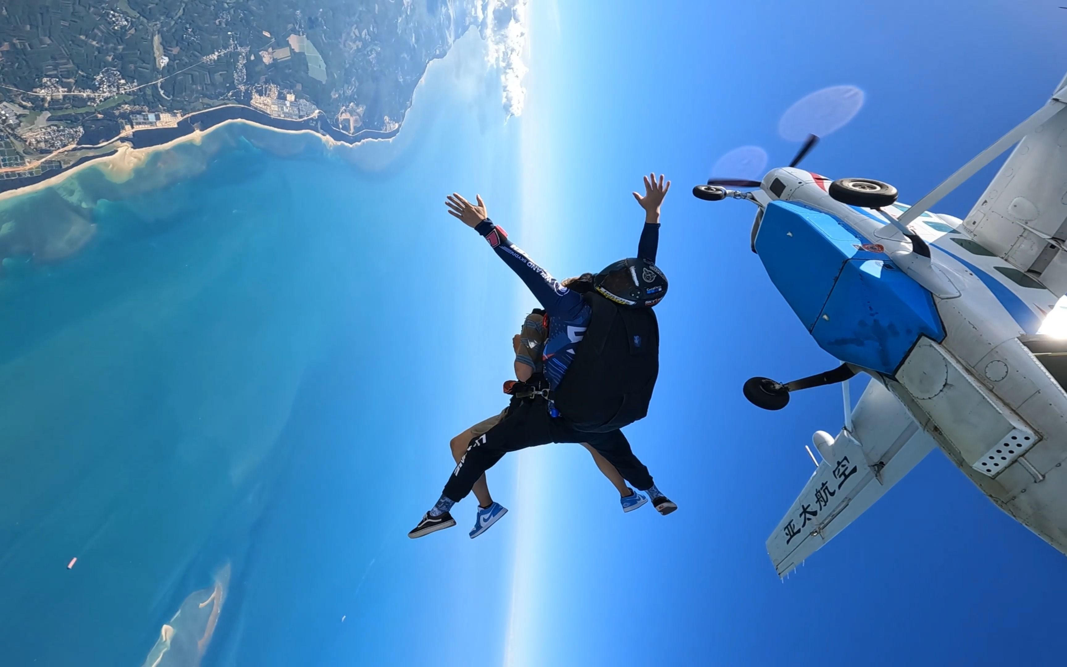 海花岛蔚蓝跳伞