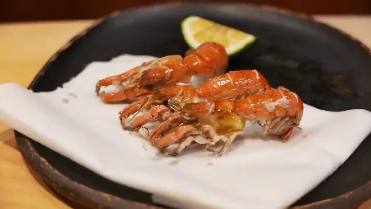 街拍在日本吃油炸皮皮虾