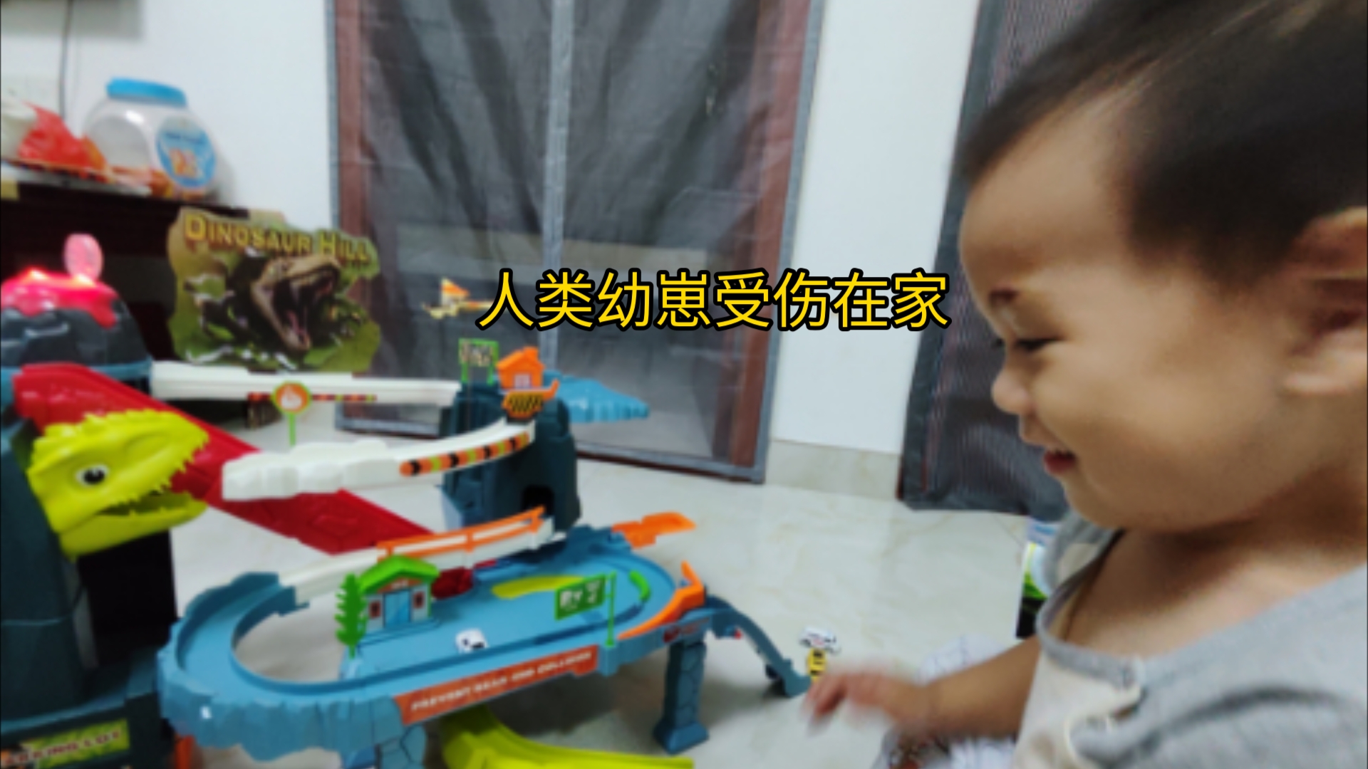 受伤在家的人类幼崽,有了新玩具笑的合不拢嘴哔哩哔哩bilibili