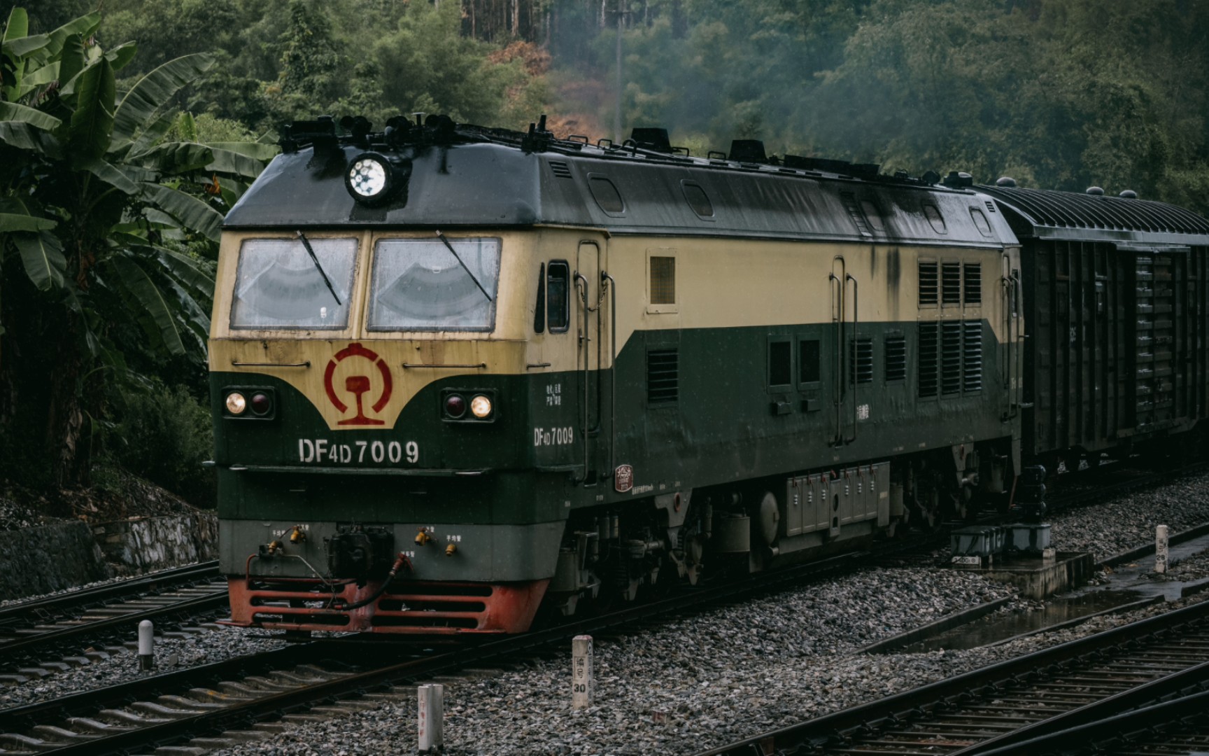 「内燃纯享」df4d柳州虎7009牵引货列洛埠站发车