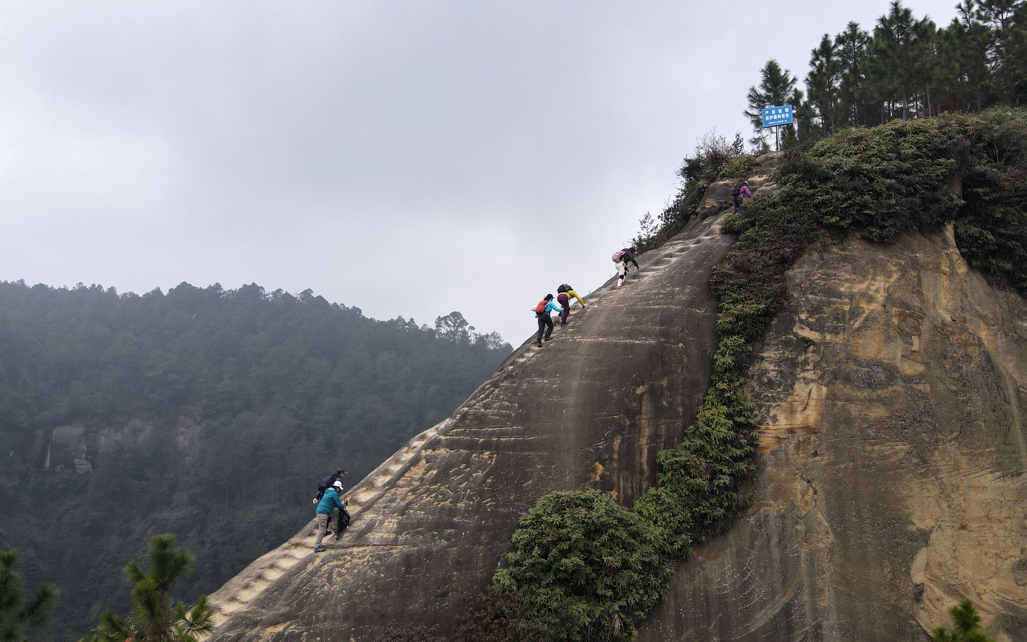 [图]这五十三步险道被户外爱好者比作华山苍龙岭，走过，朋友圈都服你