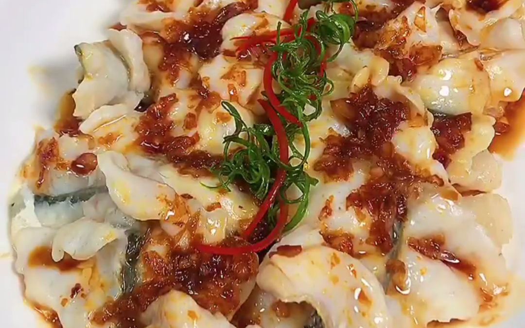 广东特色的红葱头蒸鱼,出锅后香遍整条街!