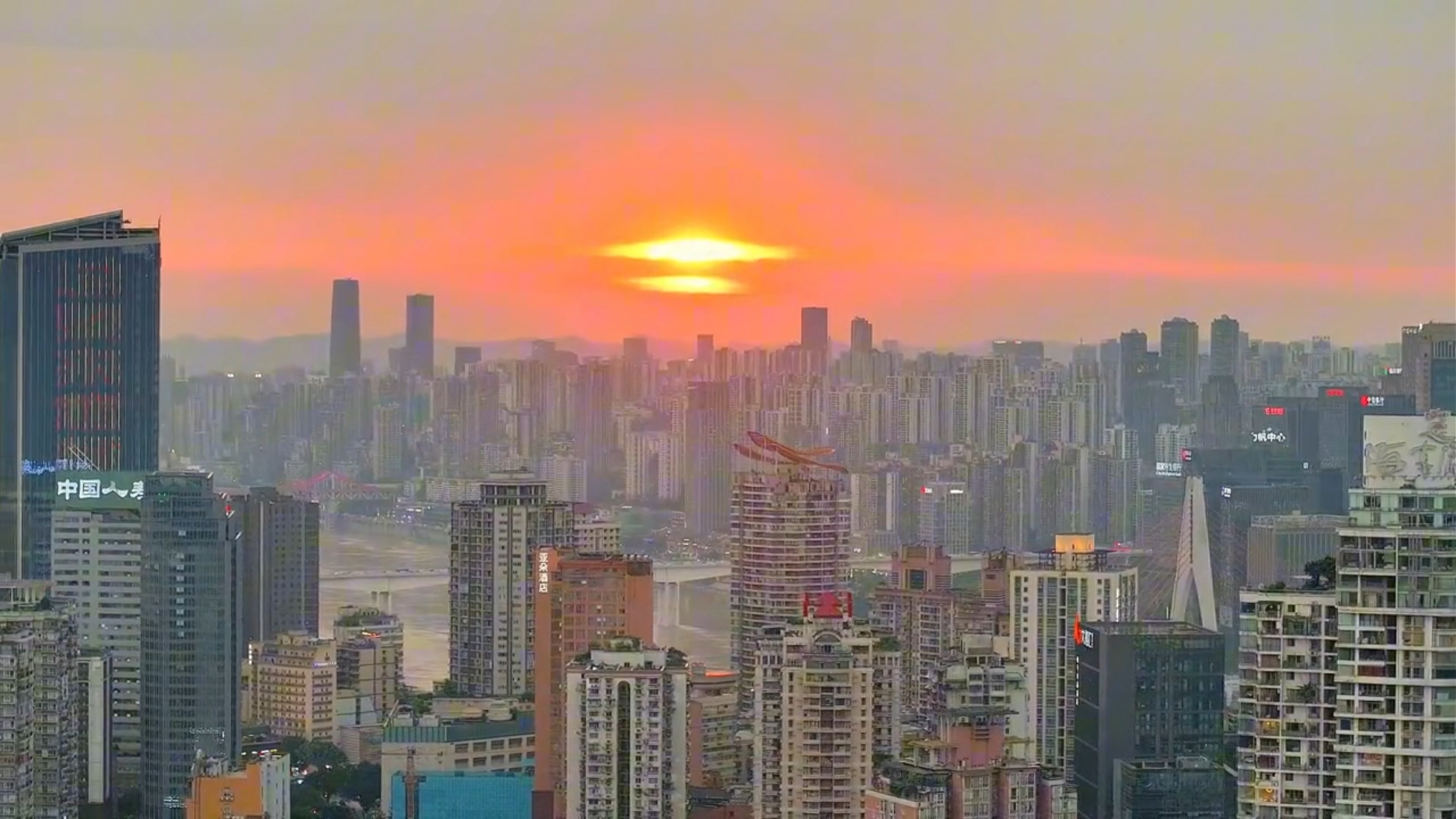 城市里看夕阳别有一番景色#重庆 #旅游 #跟我打卡最红地标 #夕阳