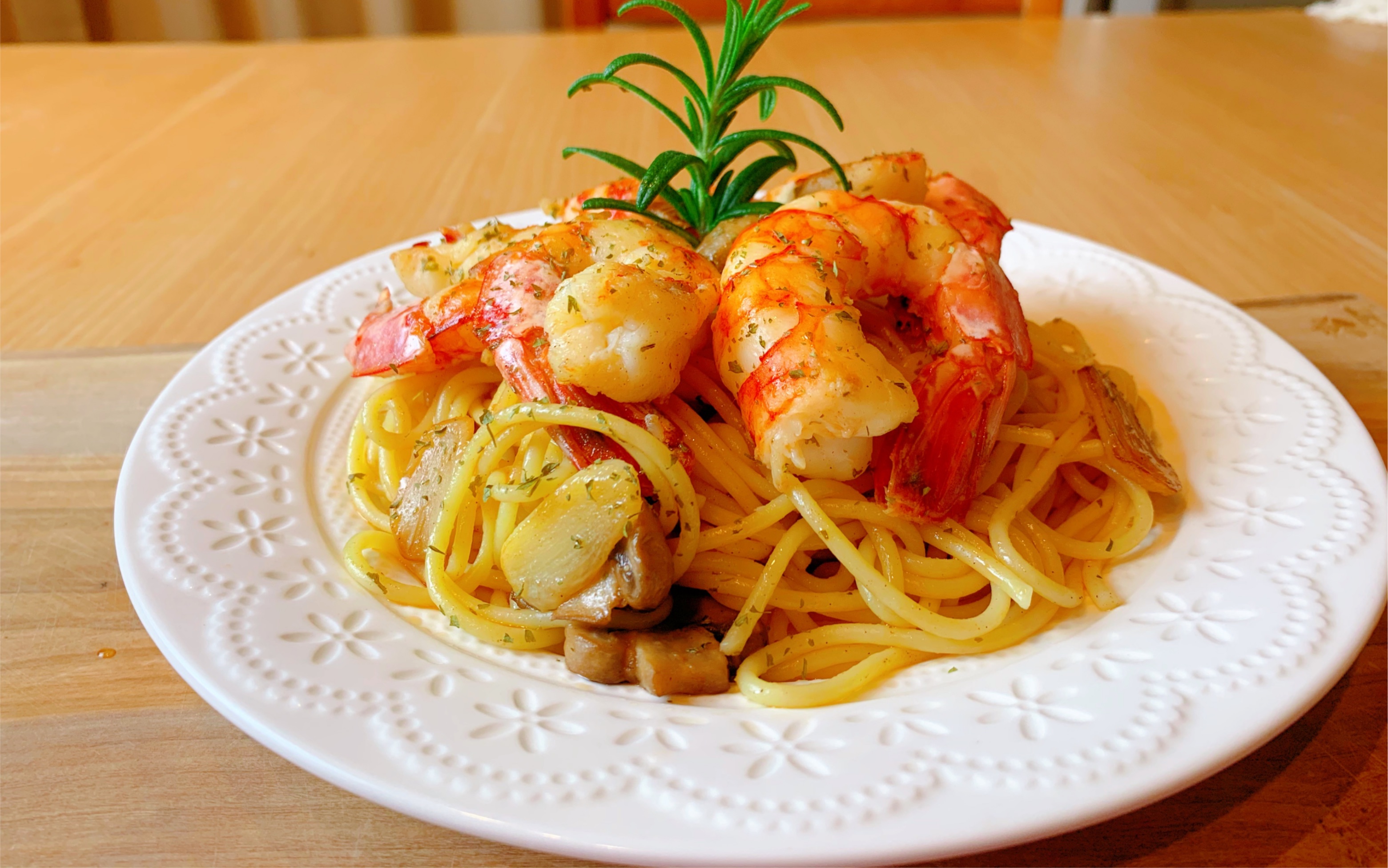 蒜香味浓郁的虾仁意面.自制虾油.吃一口满满的幸福感