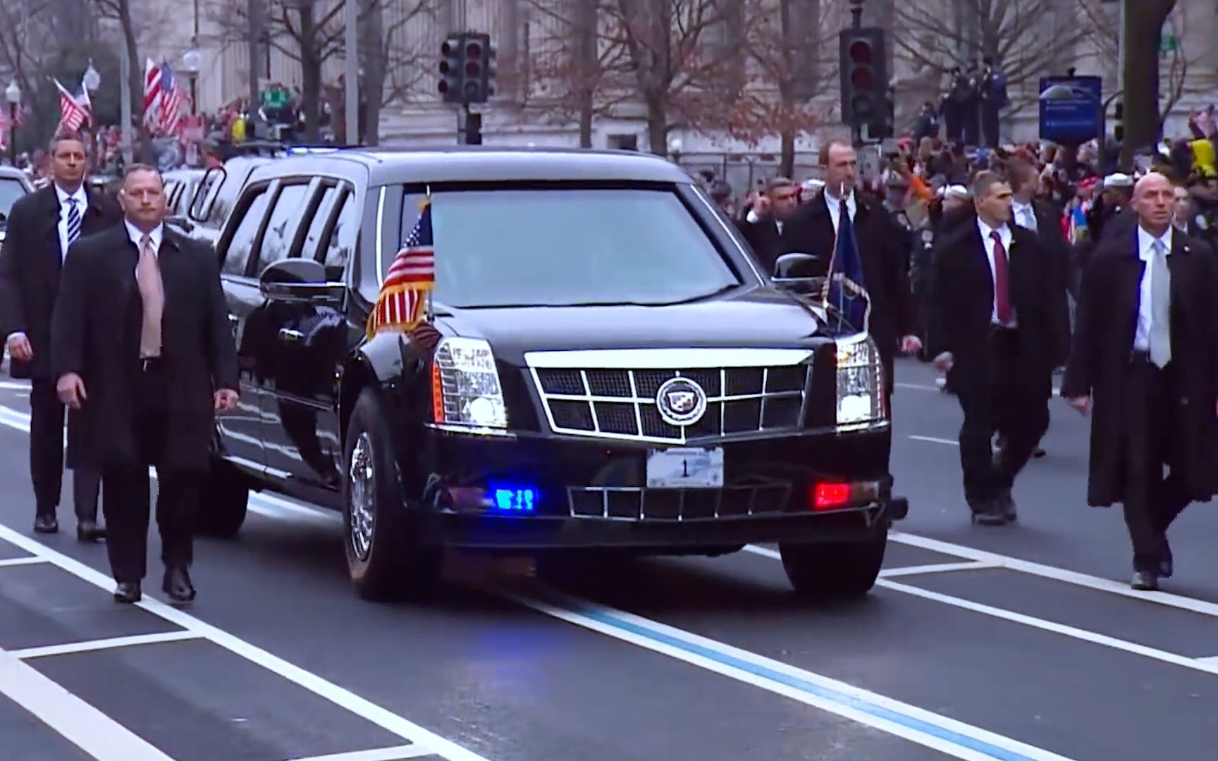 美国总统车队大场面,看50辆车100多名特勤,如何确保总统活着!