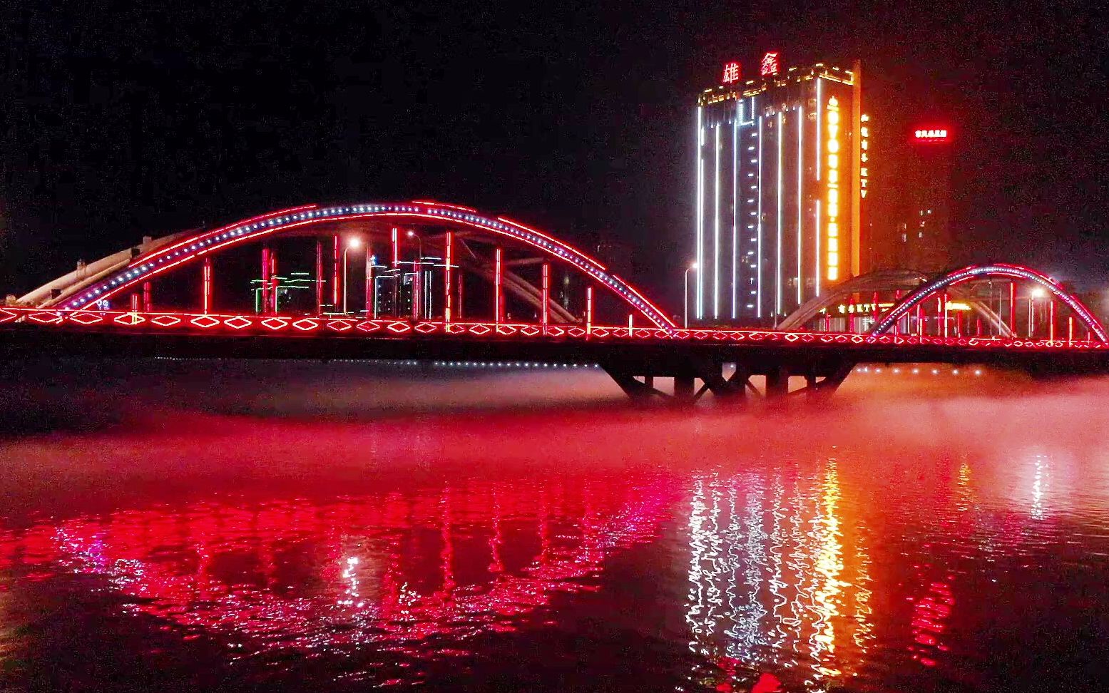 湖南郴州目前最大跨度的城市桥梁——鲤鱼江大桥,夜景太美了!