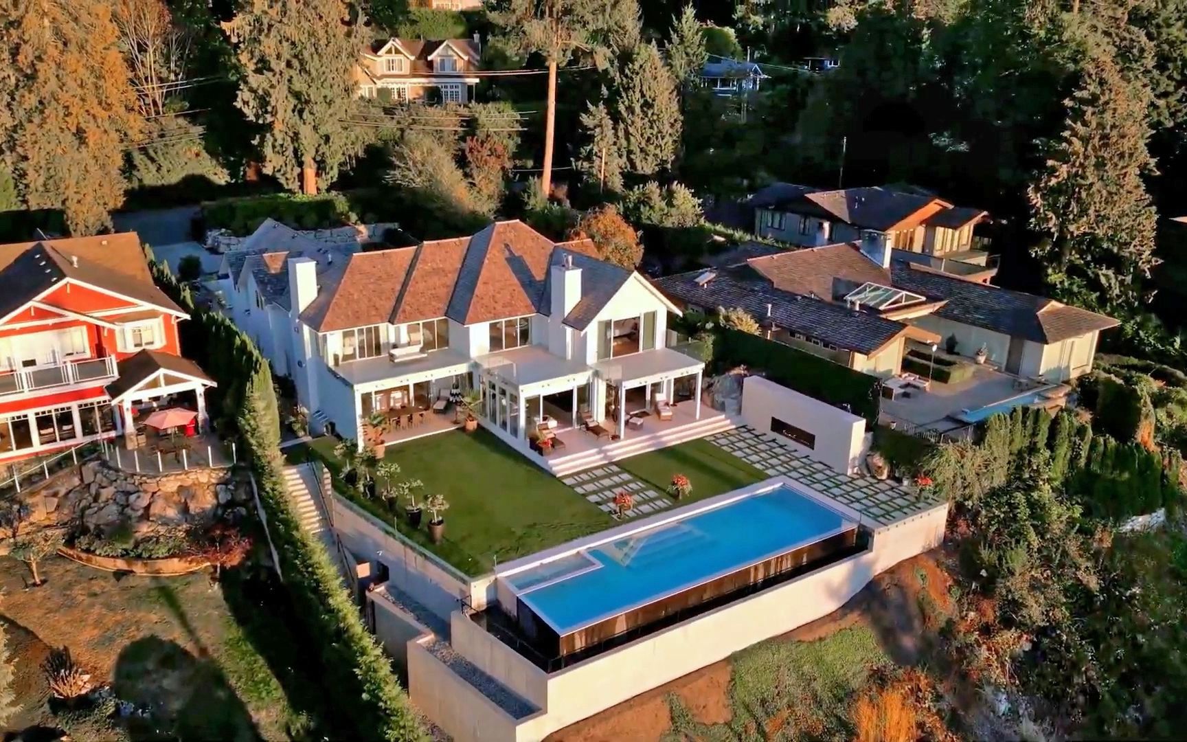 西温哥华1210万加元海景别墅,现代轻奢风,经典黑白配色