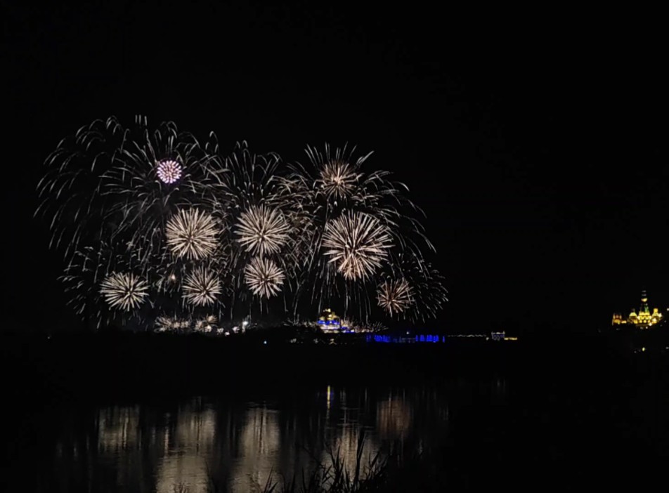 海边烟花大会,打上花火了