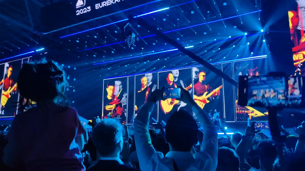 音乐节 第一次看许巍的现场 一下子吸引住了 也行这就是摇滚的魅力吧!