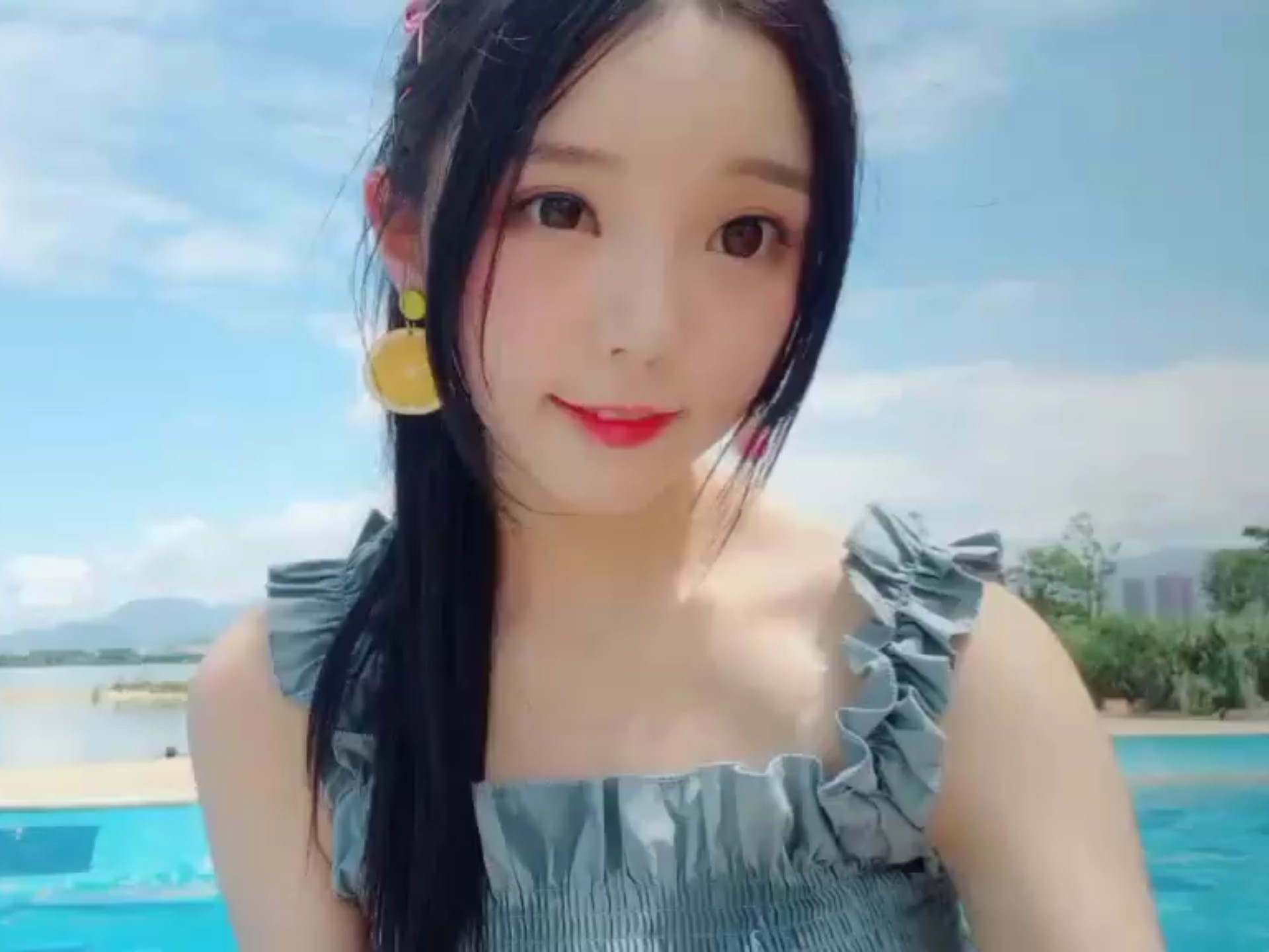 欣小萌18年的一个小视频