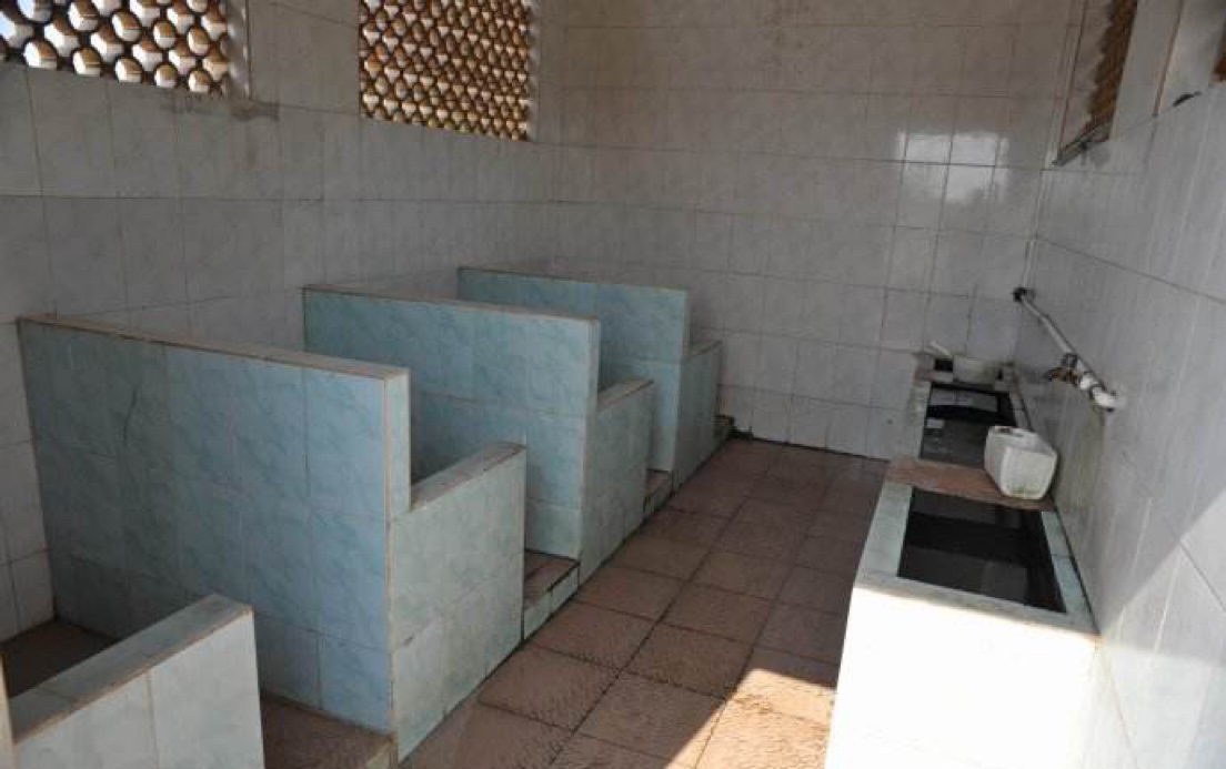 美女走进男厕所后,她的一个动作把男生们吓坏了!