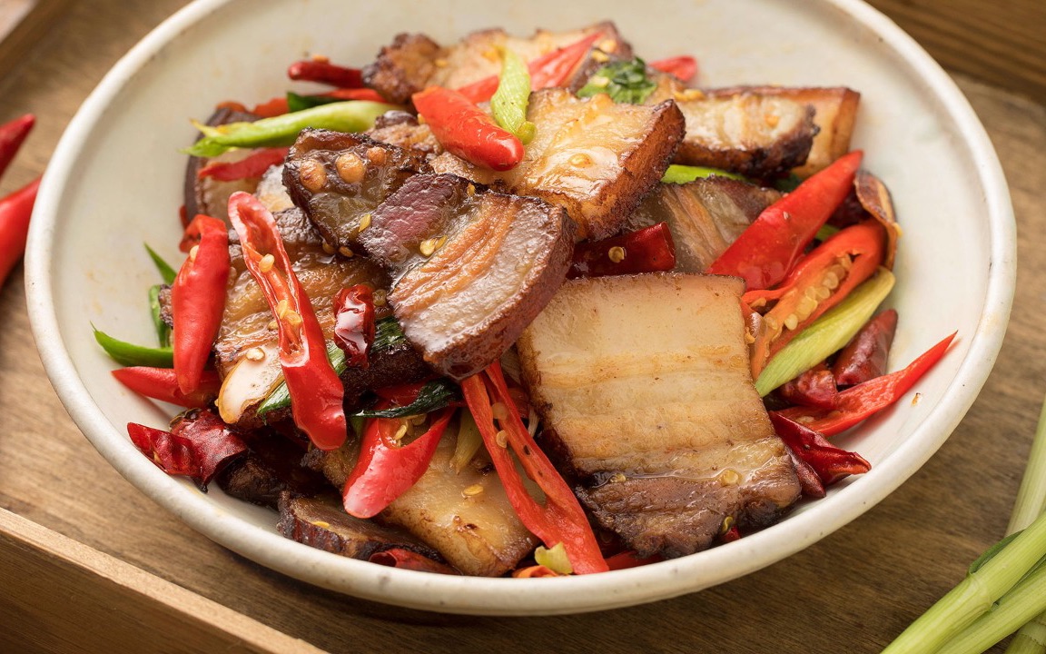 湘西人民炒腊肉馋得土匪都来抢这道湘西土匪肉大口吃肉大碗喝酒预定