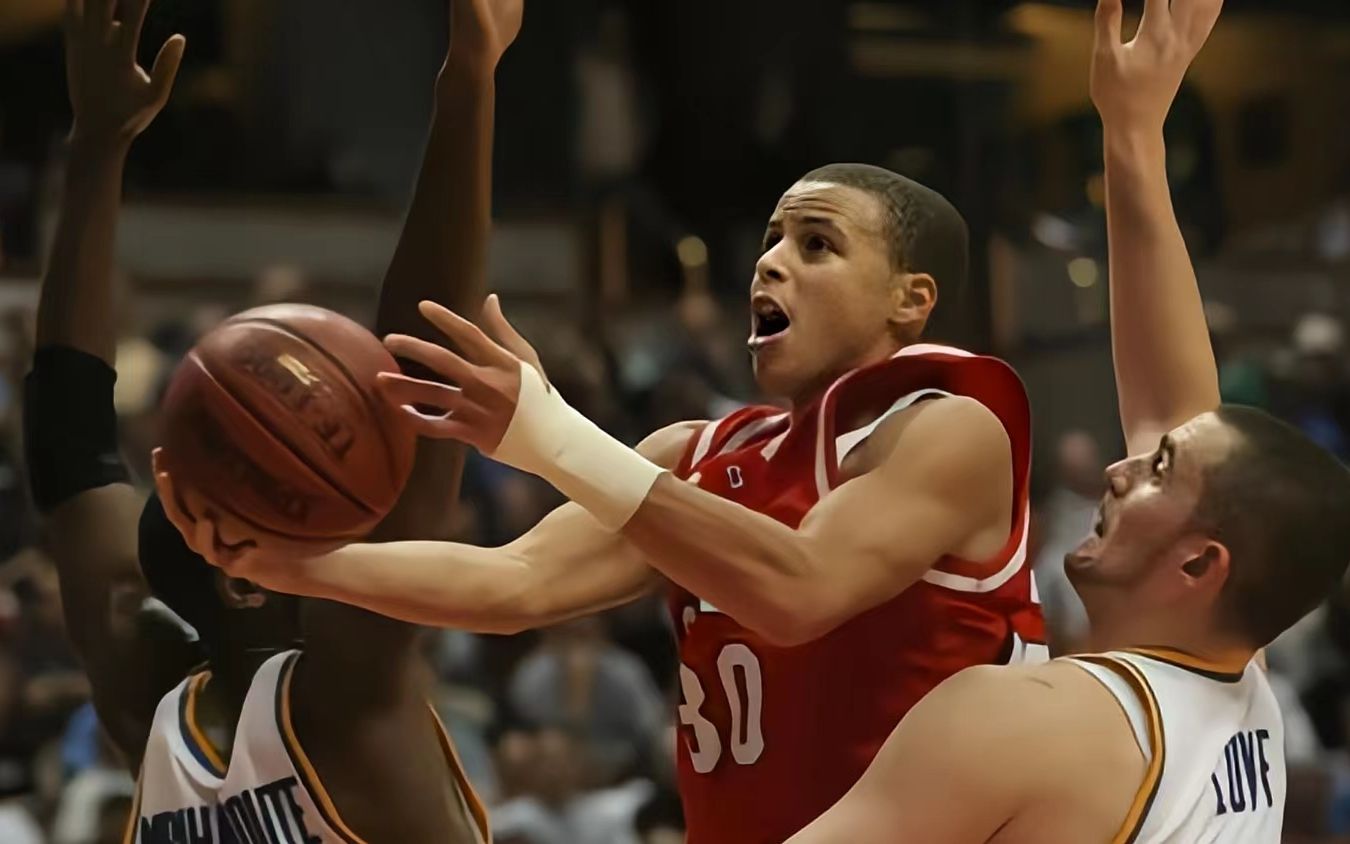 被2米大汉疯狂针对,错失州冠军,高中时期库里也很苦恼.